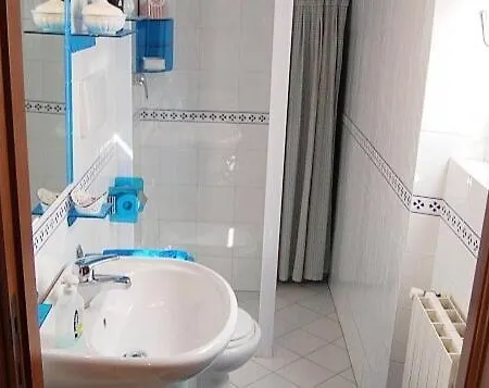 Relax In Paese A Due Passi Dalle Spiagge Di Ghiaia Bianca Limone Appartement